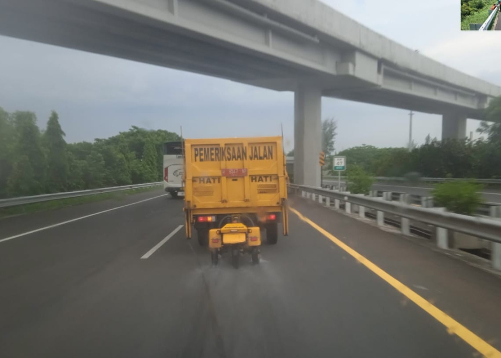 Uji kekesatan jalan tol