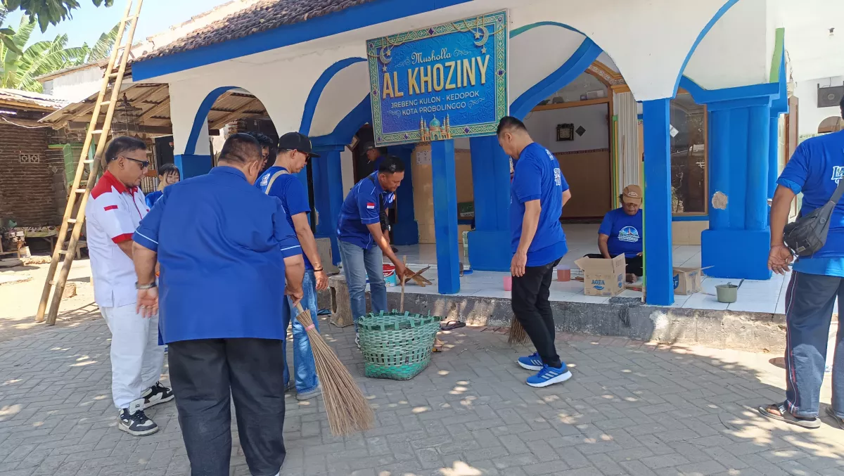 Demokrat Probolinggo Gelar Aksi Langit Biru dan Pengecatan Mushola