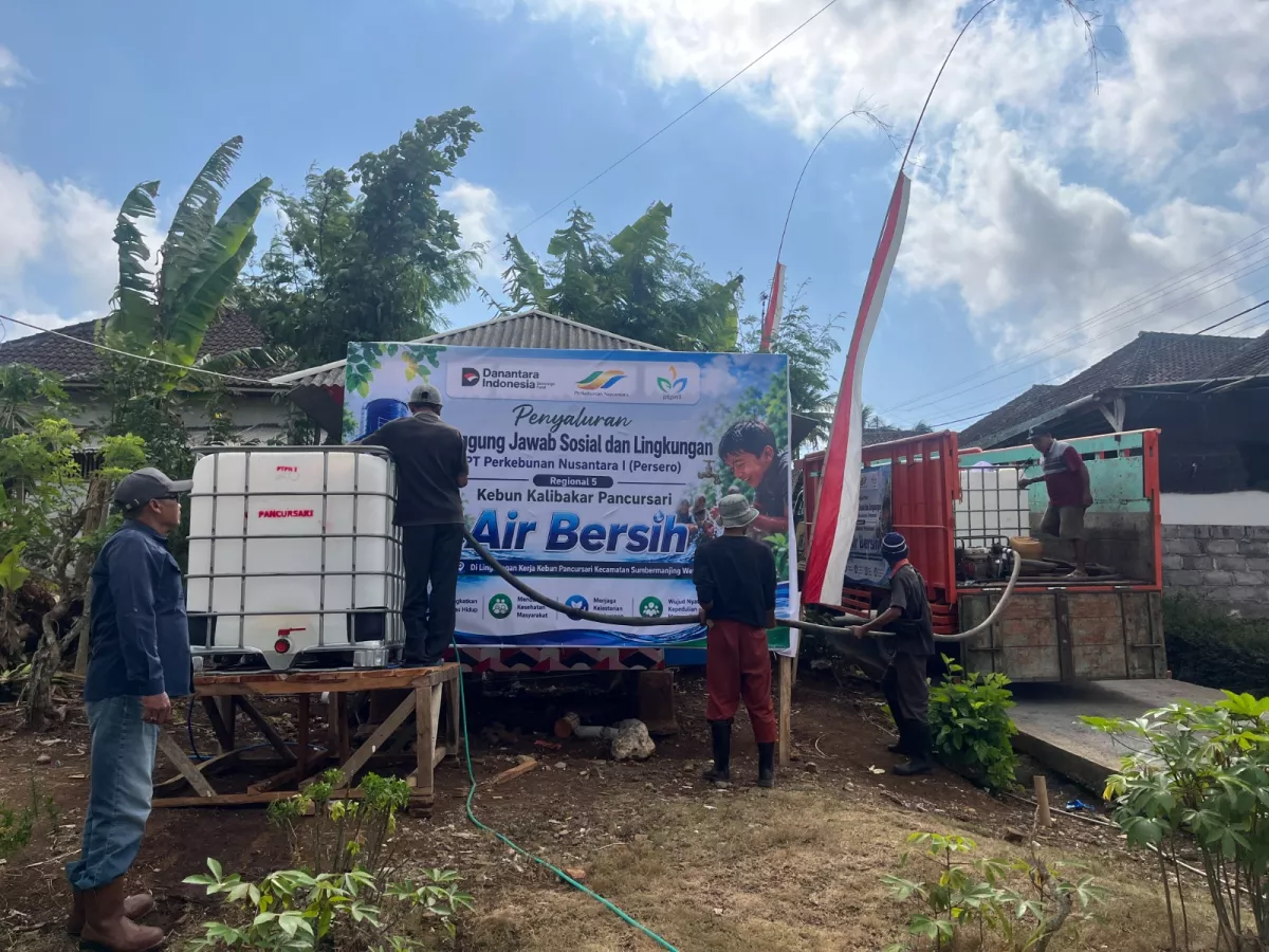 Tanggap Krisis Air Bersih, PTPN I Regional 5 Salurkan 3.000 Liter Air Saban Hari ke Sumbermanjing Wetan